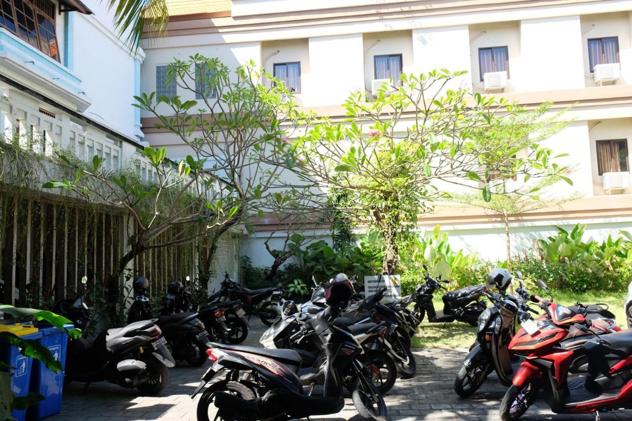 Отель Palm Garden Kuta Кута Экстерьер фото