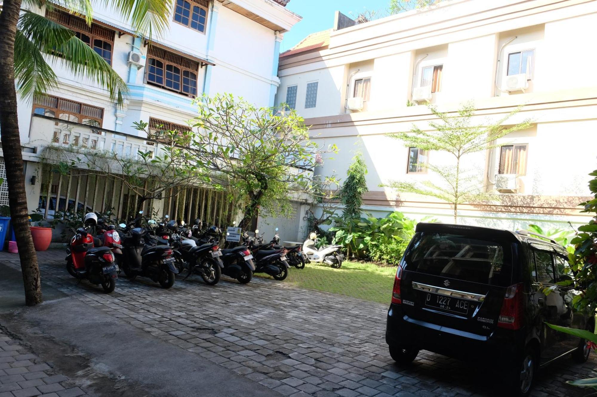Отель Palm Garden Kuta Кута Экстерьер фото