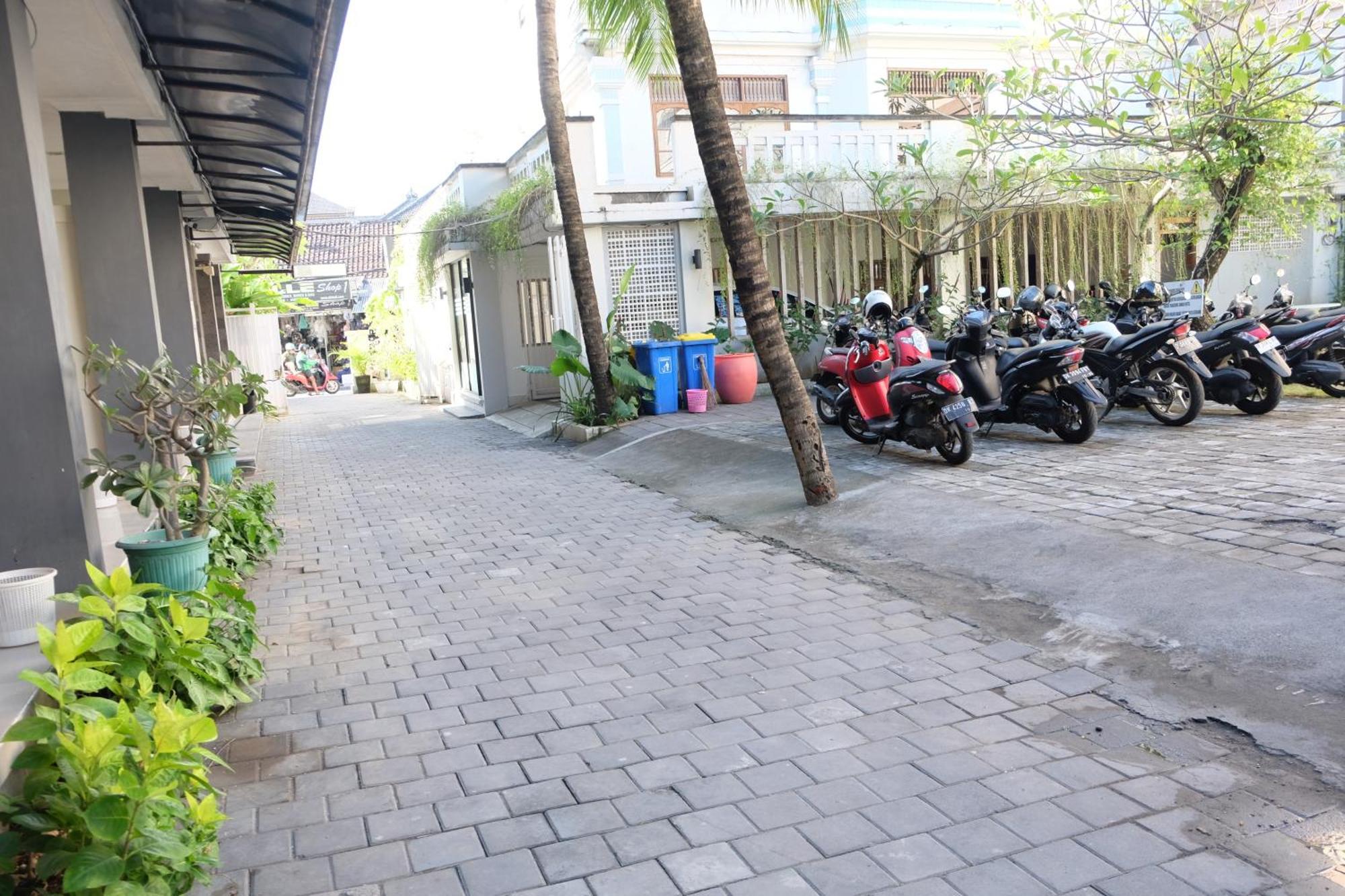 Отель Palm Garden Kuta Кута Экстерьер фото
