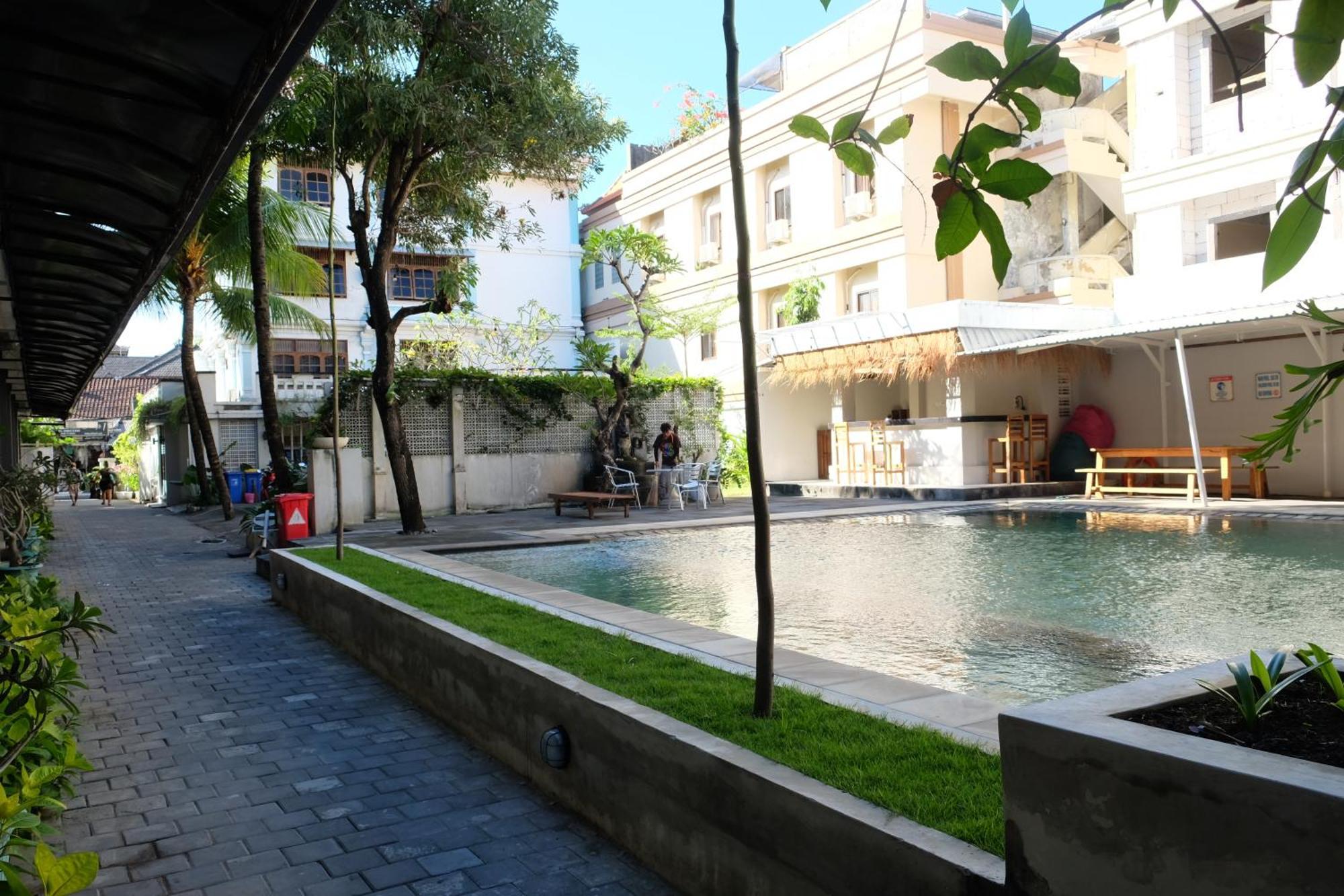 Отель Palm Garden Kuta Кута Экстерьер фото